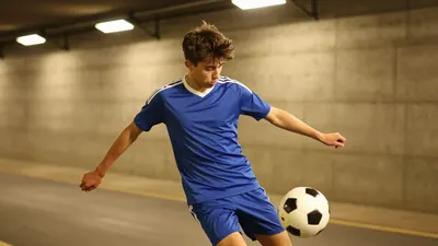 Halmstads BK, sist i Allsvenskan, möter Degerfors IF i en direktavgörande match i bottenstriden som TV4 sänder från Stora...
