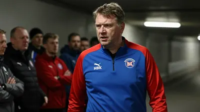 Öis-tränaren Andreas Holmberg möter besvikna supportrar efter en 1-0-förlust mot bottenkonkurrenten Halmstads BK